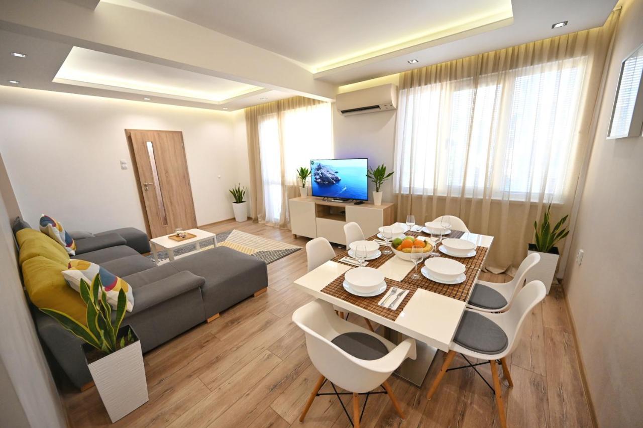 Modern Central 2-Bedroom Apartment With Parking Varna Exteriör bild