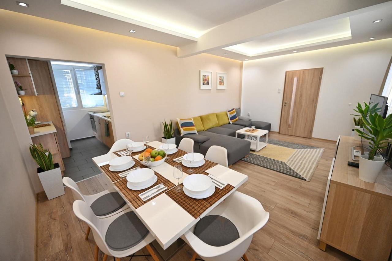Modern Central 2-Bedroom Apartment With Parking Varna Exteriör bild