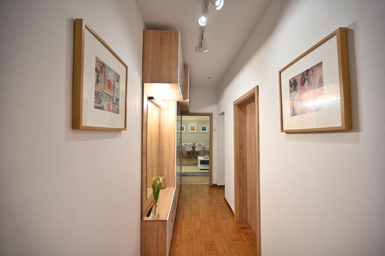 Modern Central 2-Bedroom Apartment With Parking Varna Exteriör bild